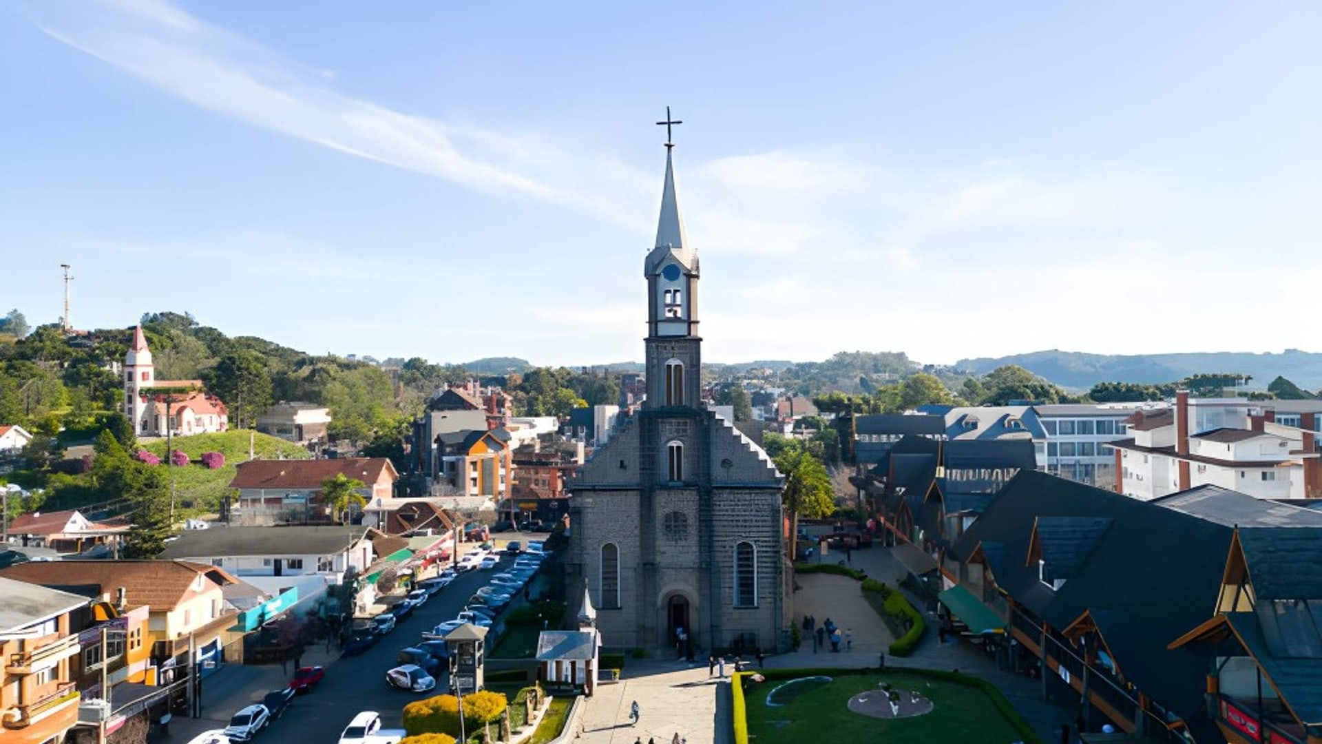 Vista aérea de Gramado — igreja matriz e centro da cidade